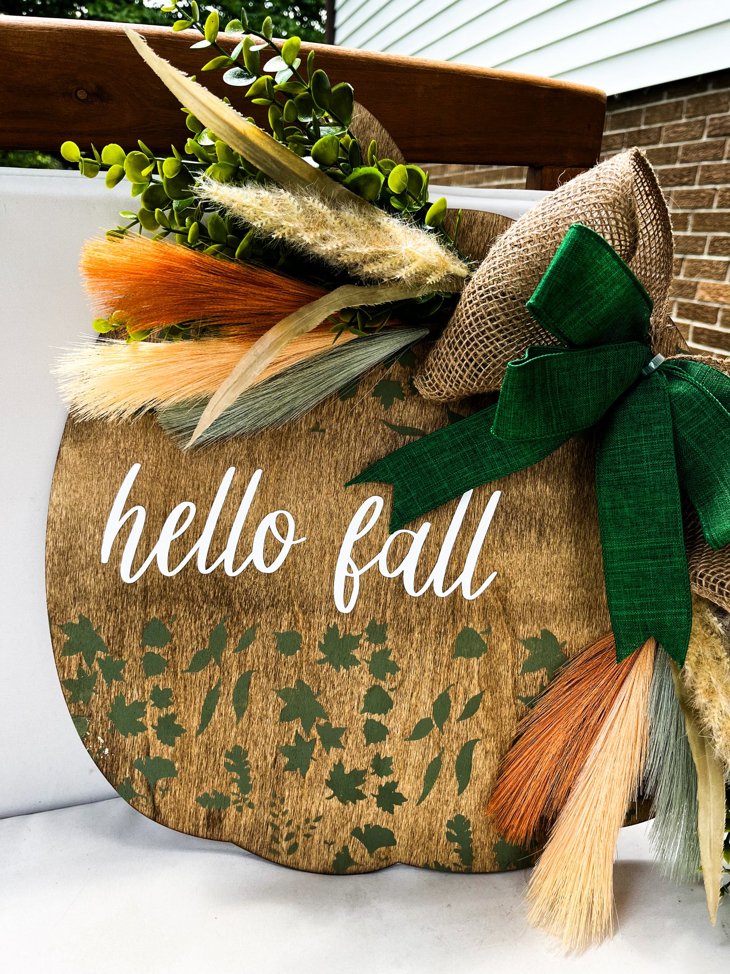 Green fall leaf sign